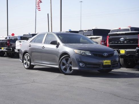 Used 2012 Toyota Camry SE image 2