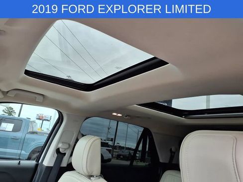 Used 2019 Ford Explorer Limited w/ Limited Luxury Package FWD image 12