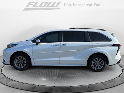Used 2025 Toyota Sienna XLE image 4