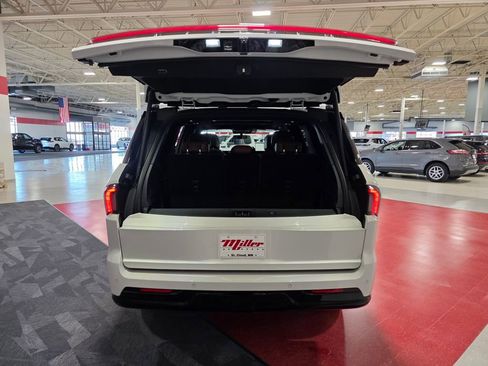 New 2026 Lincoln Navigator Reserve image 5