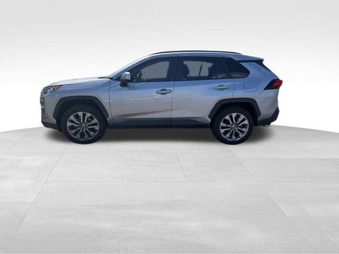 Used 2021 Toyota RAV4 XLE Premium image 4