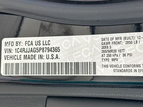 Used 2023 Jeep Grand Cherokee L Laredo image 32