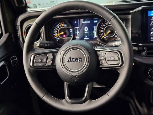 Used 2025 Jeep Gladiator Mojave w/ Convenience Group image 26