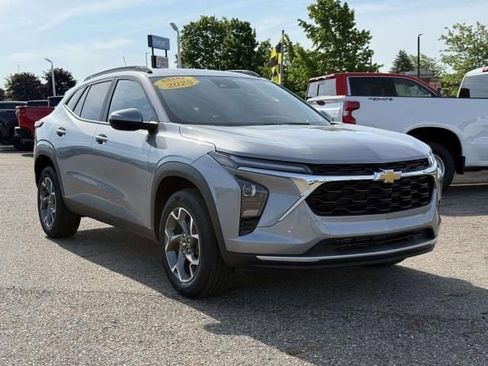 Certified 2025 Chevrolet Trax LT FWD image 4
