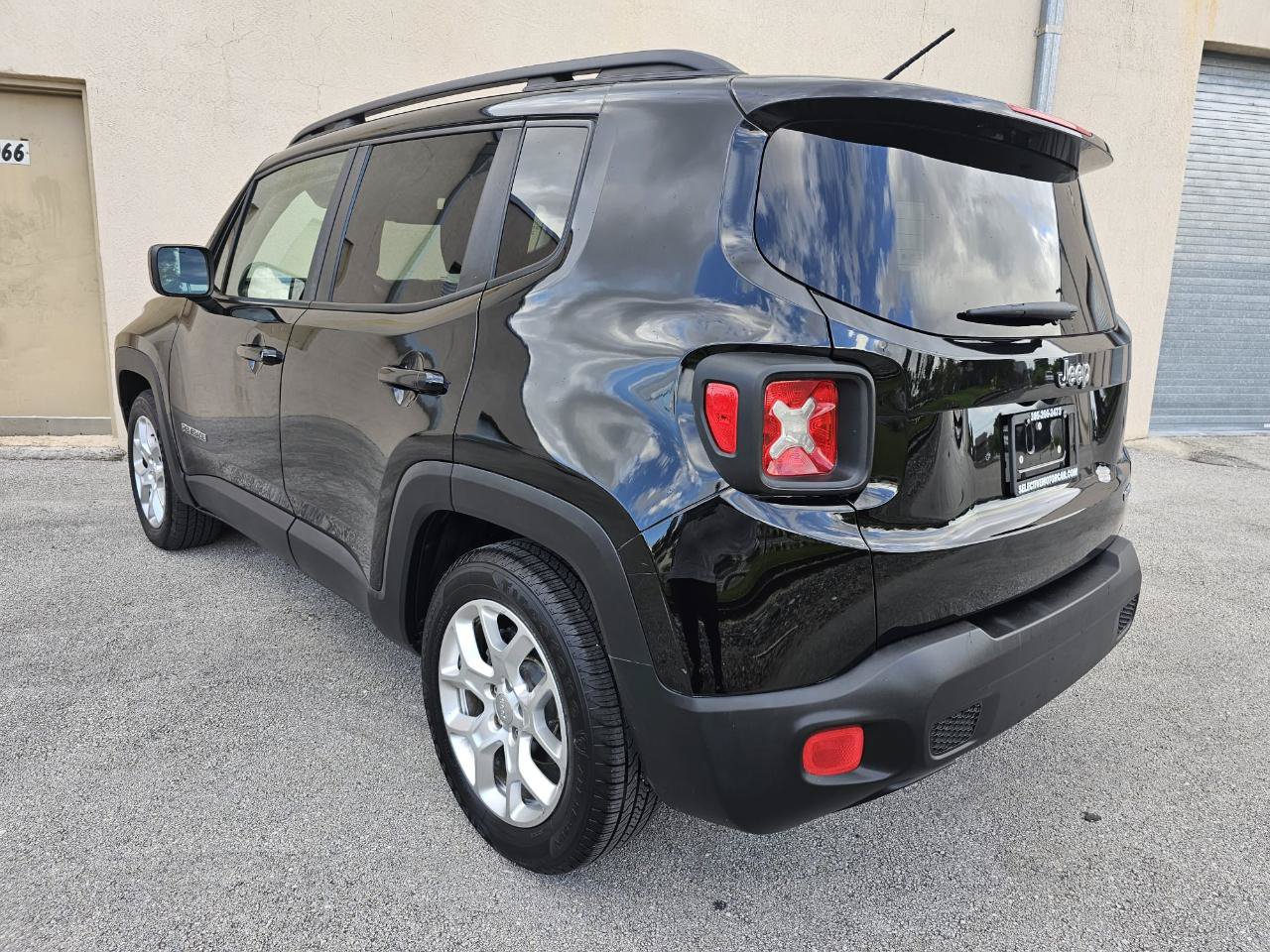 Used 2015 Jeep Renegade Latitude FWD image 4
