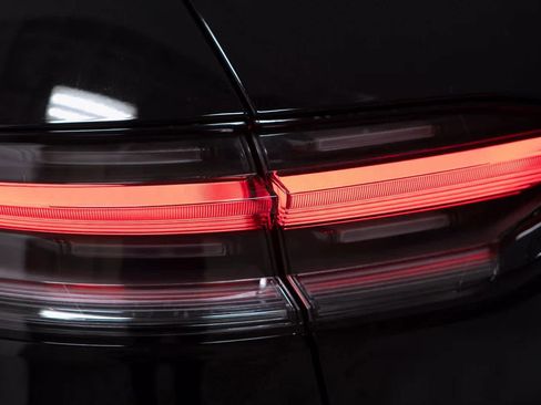 Certified 2025 Porsche Macan image 35