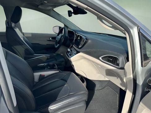 Used 2024 Chrysler Pacifica Select image 23