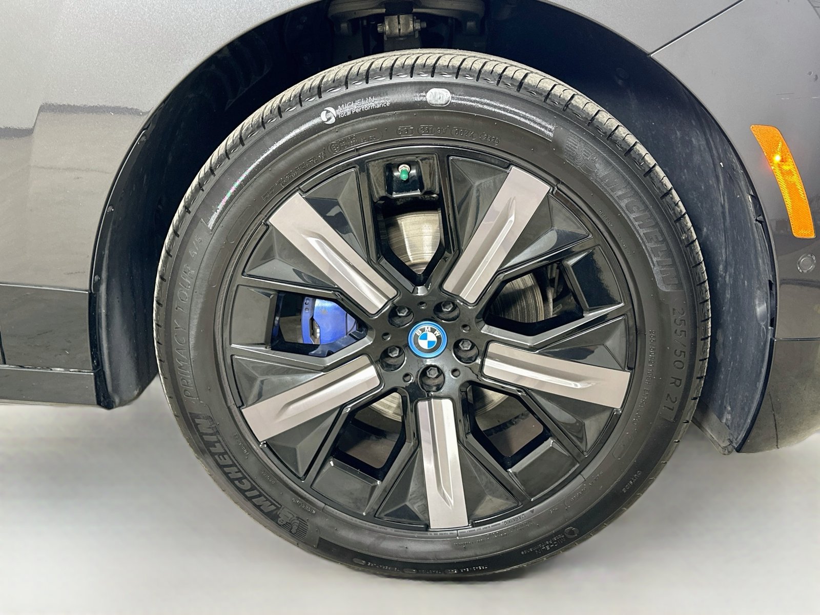 Used 2024 BMW iX xDrive50 w/ Sport Package AWD/4WD image 10