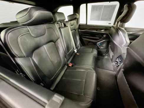 Used 2022 Jeep Grand Cherokee Overland w/ Luxury Tech Group IV image 27