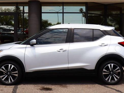 Used 2018 Nissan Kicks SV FWD image 8