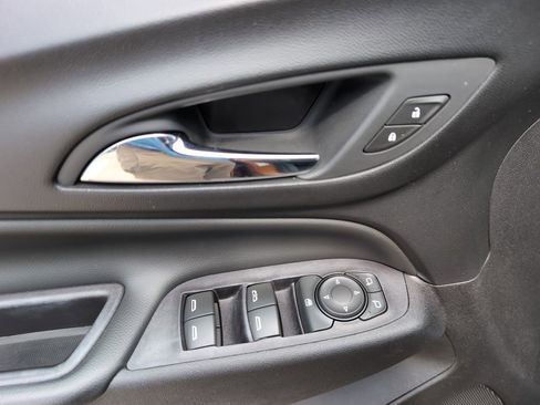 Used 2018 Chevrolet Equinox LT image 16