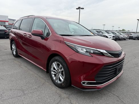 Used 2024 Toyota Sienna XLE w/ XLE Plus Package AWD/4WD image 2