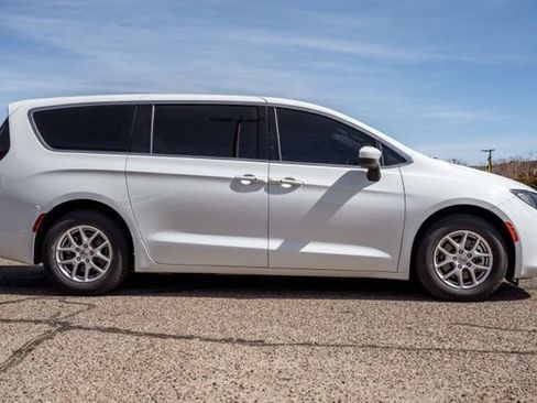 Used 2022 Chrysler Voyager LX FWD image 4