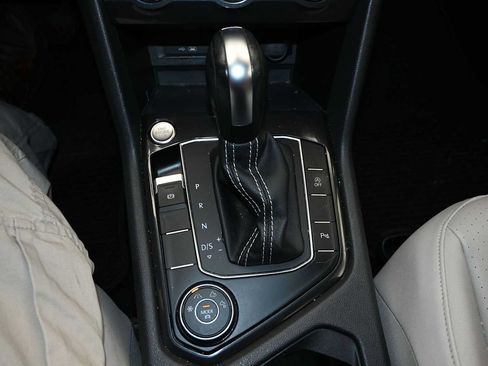Used 2021 Volkswagen Tiguan SEL AWD/4WD image 12