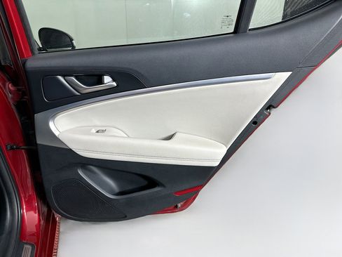 Used 2022 Genesis G70 2.0T image 29