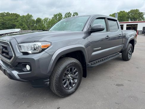 Used 2020 Toyota Tacoma SR5 AWD/4WD image 9