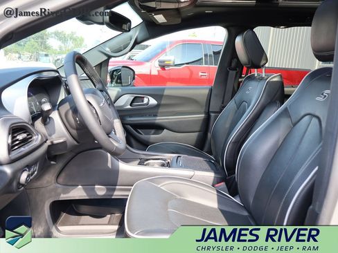 Used 2025 Chrysler Pacifica Limited FWD image 22