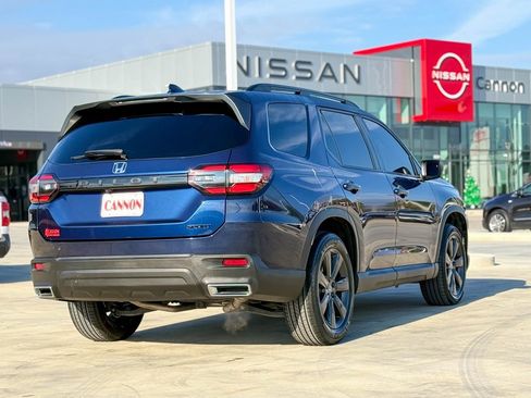 Used 2025 Honda Pilot Sport image 6