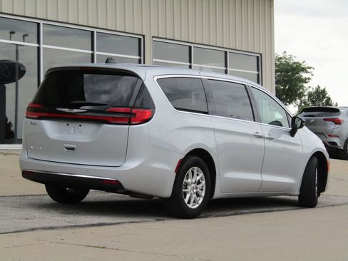 Used 2024 Chrysler Pacifica Touring-L FWD image 3