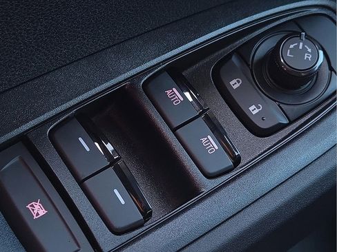 Used 2025 Subaru Crosstrek 2.5i Sport AWD/4WD image 18