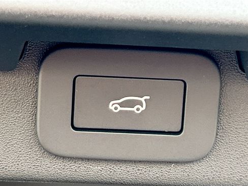 New 2025 Land Rover Discovery Dynamic SE image 9