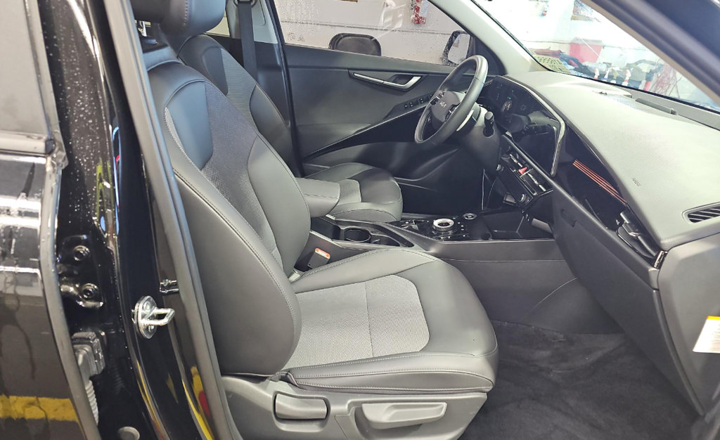 Used 2025 Kia Niro EX w/ EX Cold Weather Package FWD image 11