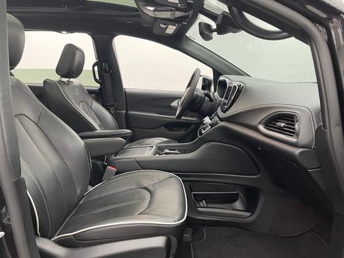 Used 2025 Chrysler Pacifica Limited FWD image 35