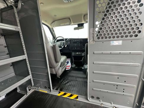 Used 2022 GMC Savana 2500 2500 3dr Cargo Van w/ Driver Convenience Package image 11