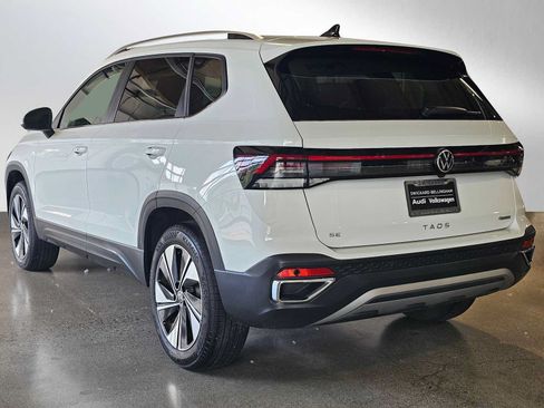 Used 2025 Volkswagen Taos SE AWD/4WD image 5