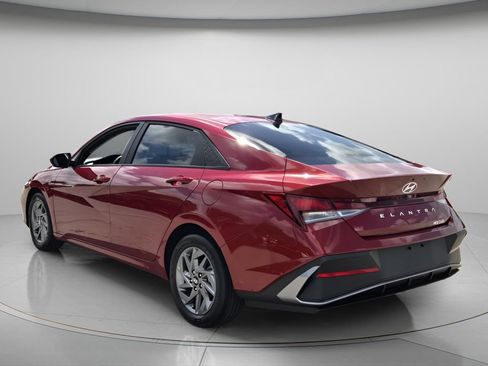 Certified 2024 Hyundai Elantra SEL FWD image 7