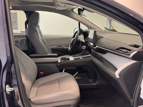 Used 2025 Toyota Sienna XLE AWD/4WD image 12
