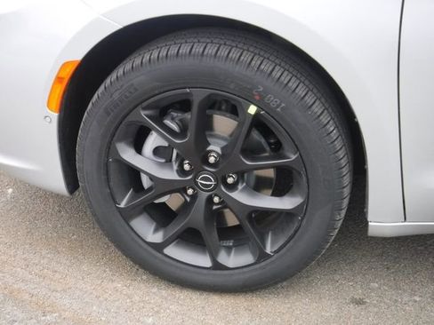 New 2026 Chrysler Pacifica Limited image 5