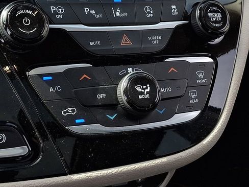 Used 2020 Chrysler Pacifica Limited w/ Tire & Wheel Group image 16