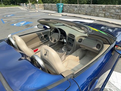 Used 2004 Chevrolet Corvette Convertible w/ Preferred Equipment Group RWD image 9