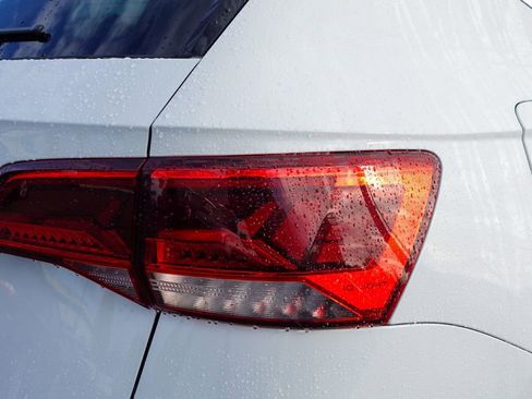 Used 2023 Volkswagen Taos SE w/ Panoramic Sunroof Package image 7