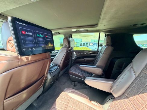 Used 2025 Cadillac Escalade ESV V image 3
