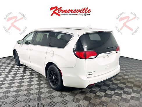 Used 2020 Chrysler Pacifica Touring image 5