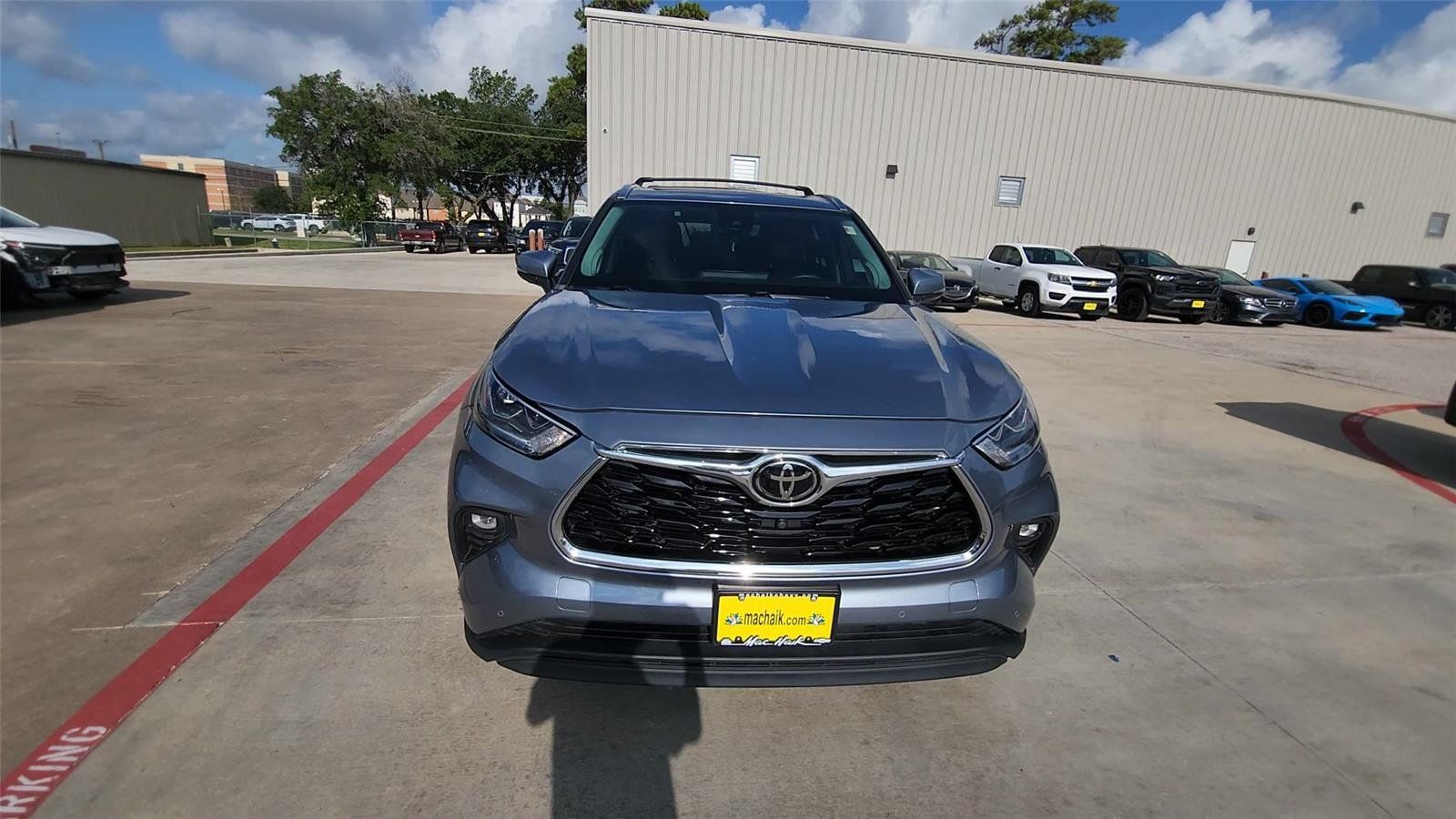 Used 2021 Toyota Highlander Limited FWD image 3