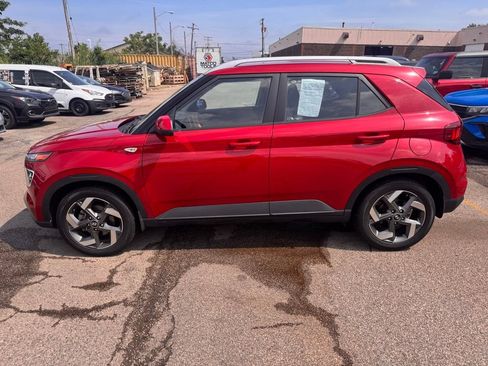 Used 2022 Hyundai Venue Limited FWD image 2