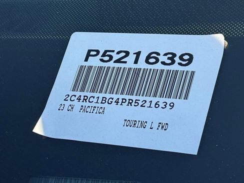 Used 2023 Chrysler Pacifica Touring-L image 32