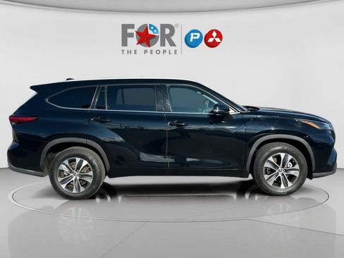 Used 2022 Toyota Highlander XLE image 6