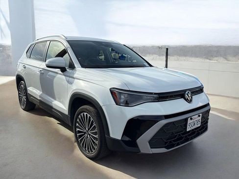 Used 2025 Volkswagen Taos SE FWD image 16