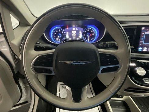 Used 2020 Chrysler Pacifica Limited FWD image 14