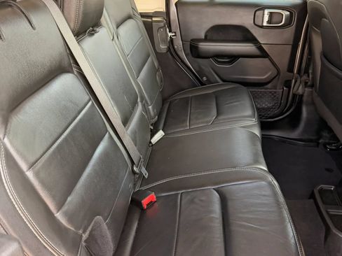 Used 2018 Jeep Wrangler Unlimited Sahara AWD/4WD image 19