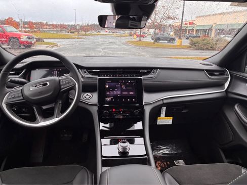 New 2025 Jeep Grand Cherokee Laredo image 13