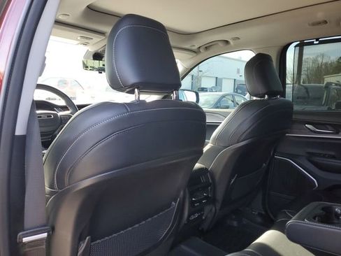 Used 2022 Jeep Grand Cherokee Limited w/ Luxury Tech Group II image 15