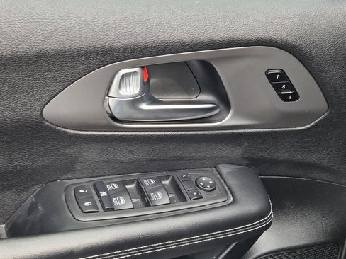 Used 2025 Chrysler Pacifica Select FWD image 14
