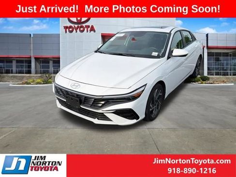 Used 2025 Hyundai Elantra SEL FWD image 2
