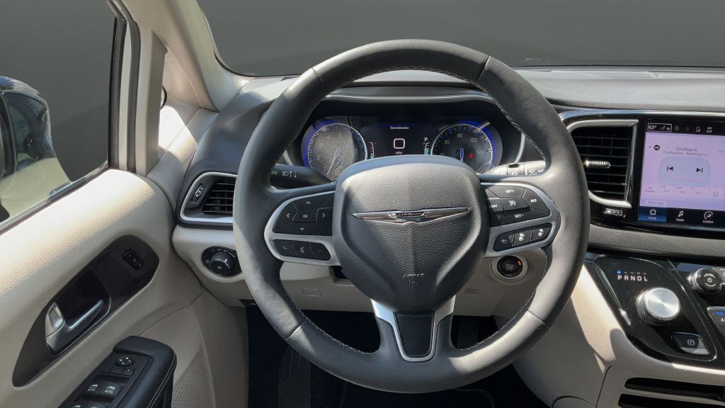 Used 2024 Chrysler Pacifica Touring-L FWD image 20