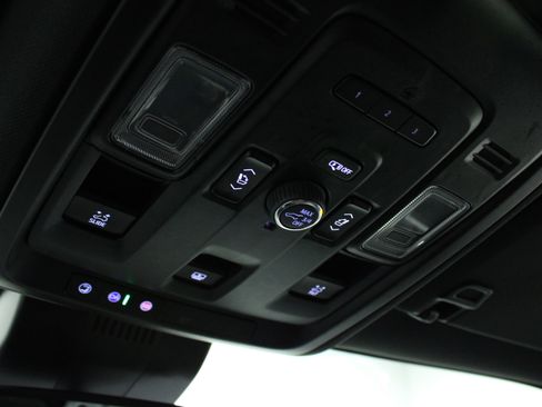 Used 2024 GMC Yukon XL SLT w/ SLT Premium Package image 25